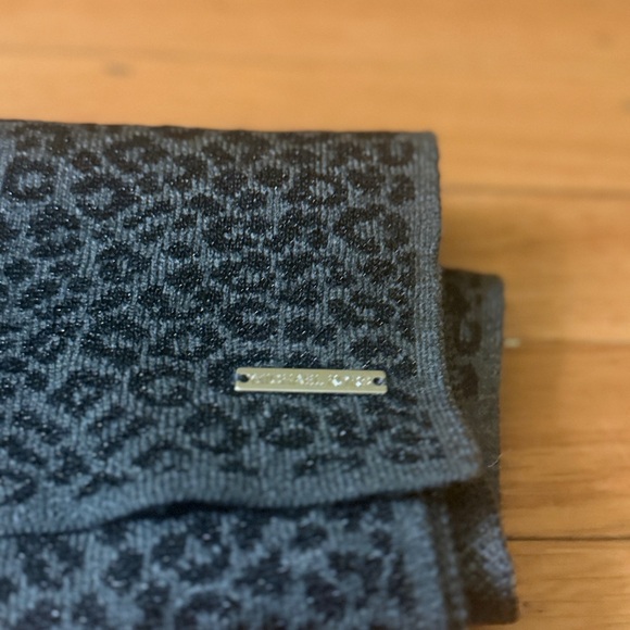 Michael kors women’s leopard print scarf size one - Picture 2 of 5
